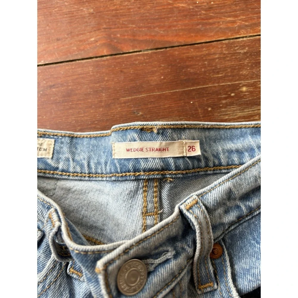 Levi's Jeans Women's‎ 26 Blue Wedgie Straight Light Denim Premium Button